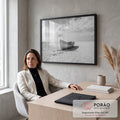 Barco de madeira antigo em terra seca e rachada com placa HOME sob céu nublado, em preto e branco, quadro decorativo