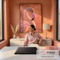 Flamingo rosa em close com pescoço curvado, olho amarelo e fundo desfocado em luz quente, quadro decorativo