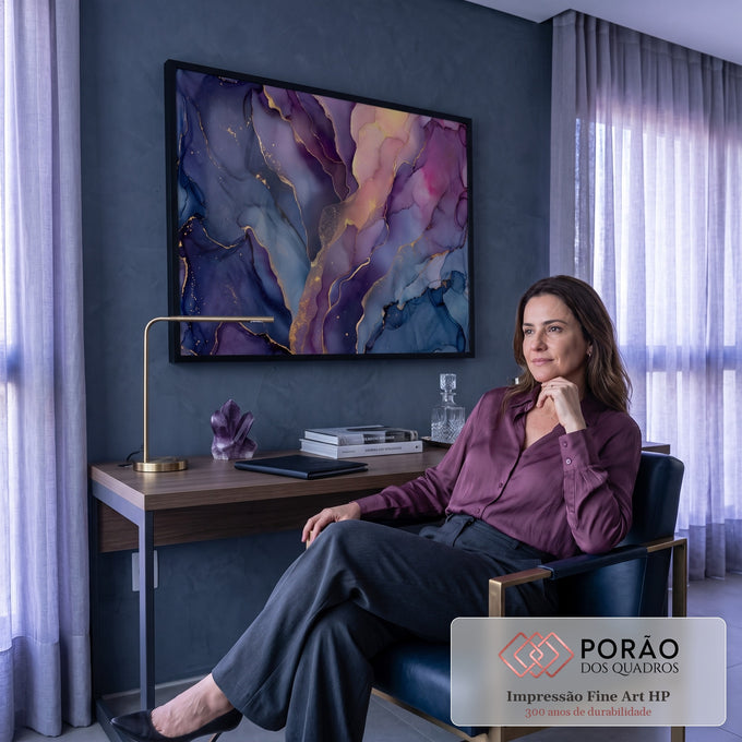 Quadro Decorativo Grande Abstrato e Azul para Sala Roxo | quadros decorativos | arte abstrata fluida em roxo, azul e rosa com veios dourados e núcleo pêssego | em ambiente 2 | Porao dos Quadros