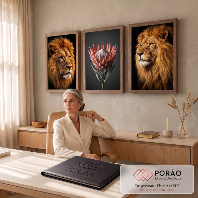 Quadro Decorativo Kit 3 Telas Leões Juba Dourada para Sala | quadros decorativos | dois leões de juba dourada emoldurando uma flor protea rosa ao centro | em ambiente 2 | Porao dos Quadros