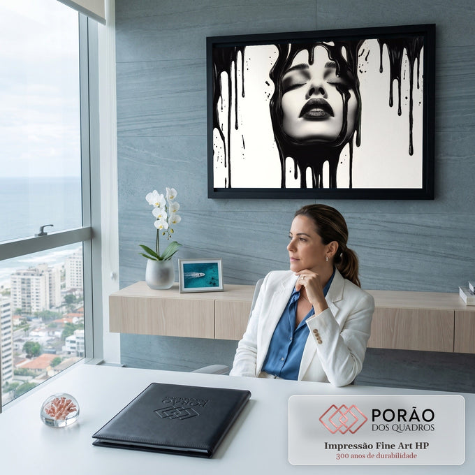 Quadro Decorativo Grande Rosto Tinta Preta para Sala Preto | quadros decorativos | rosto feminino em preto e branco coberto por tinta preta escorrendo | em ambiente 2 | Porao dos Quadros