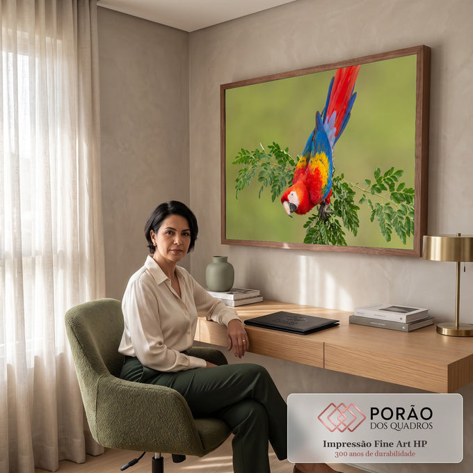 Arara vermelha, azul e amarela de cabeça para baixo em galho com folhas e fundo verde desfocado, quadro decorativo