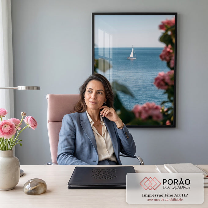 Quadro Decorativo Veleiro no Mar Emoldurado por Flores Rosa | quadros decorativos | veleiro branco no mar azul visto entre flores rosa desfocadas em primeiro plano | em Quadros para Quarto | Porao dos Quadros