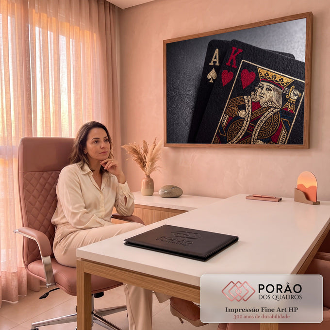 Cartas de baralho pretas com ás de espadas e rei de copas em dourado e vermelho, foto macro, quadro decorativo