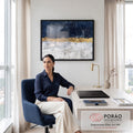 Pintura abstrata com azul marinho riscado, faixa de folha de ouro e branco texturizado, quadro decorativo