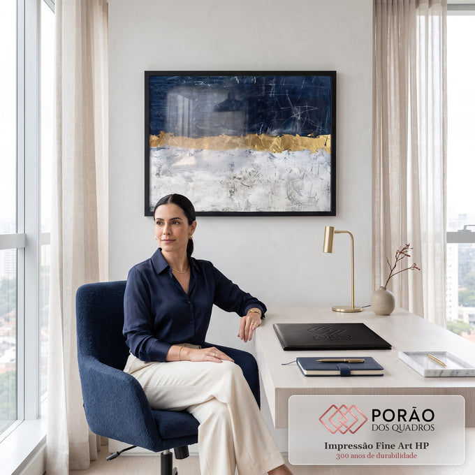 Pintura abstrata com azul marinho riscado, faixa de folha de ouro e branco texturizado, quadro decorativo