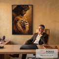 Quadro Decorativo Grande Jesus para Sala Marrom | quadros decorativos | Jesus com coroa de espinhos inclinado sobre um leão dourado em pintura clássica | em ambiente 2 | Porao dos Quadros