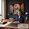 Quadro Decorativo Grande Nossa Senhora Laranja para Sala | quadros decorativos | figura feminina em prece com véu e halo de raios coloridos em estilo poligonal | em ambiente 2 | Porao dos Quadros