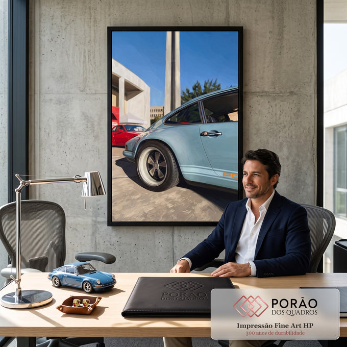 Porsche 911 clássico azul claro com rodas esportivas, carro vermelho e obelisco ao fundo, quadro decorativo