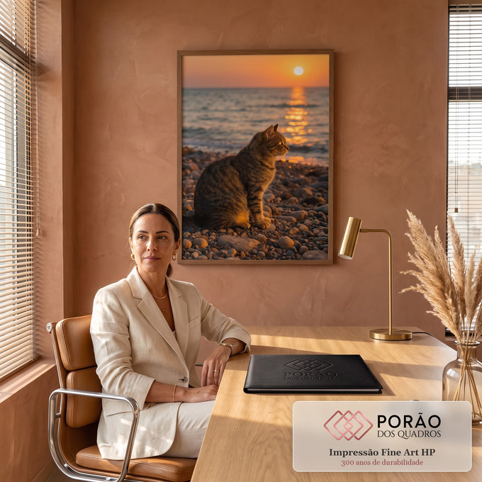Gato tabby sentado em praia de pedras olhando o mar sob o sol poente alaranjado, quadro decorativo