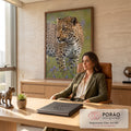 Leopardo em close olhando de lado, entre flores roxas em campo verde, quadro decorativo