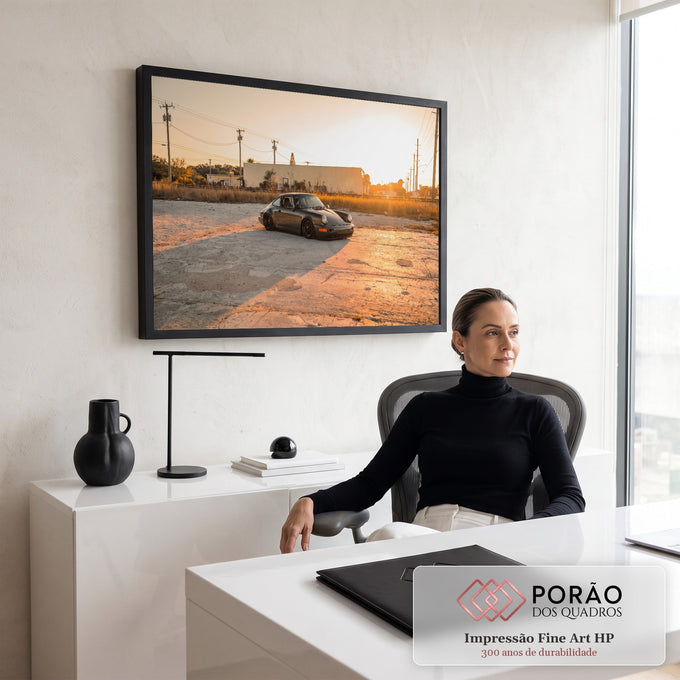 Porsche 911 clássico grafite rebaixado em terreno aberto sob luz dourada do pôr do sol, quadro decorativo
