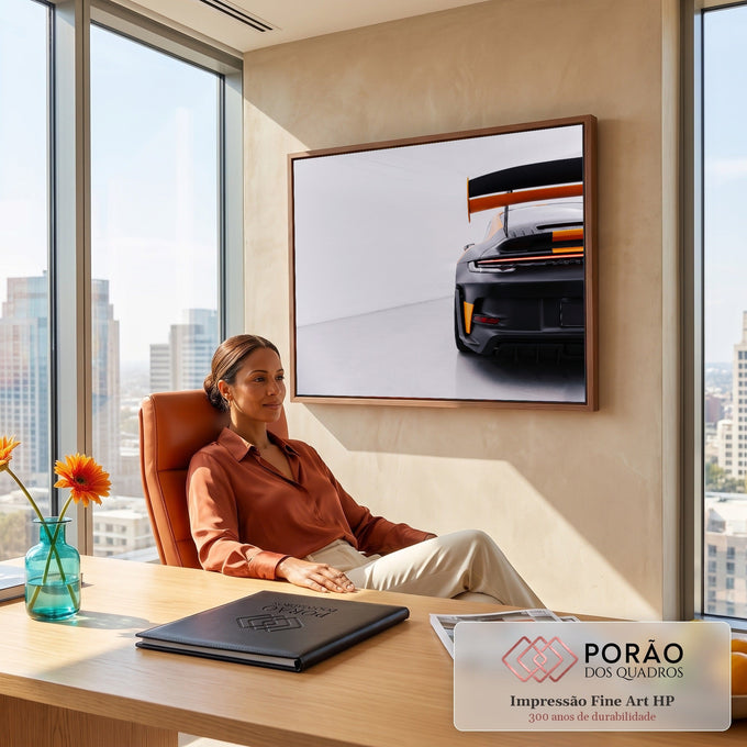Quadro Decorativo Grande Carro Laranja para Sala Preto | quadros decorativos | traseira de carro esportivo preto fosco com detalhes laranja e aerofólio em estúdio | em ambiente 2 | Porao dos Quadros
