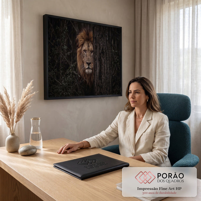 Quadro Decorativo Grande Leão Espreitando para Sala Marrom | quadros decorativos | leão de juba dourada espreitando atrás de um tronco de árvore na floresta escura | em ambiente 2 | Porao dos Quadros