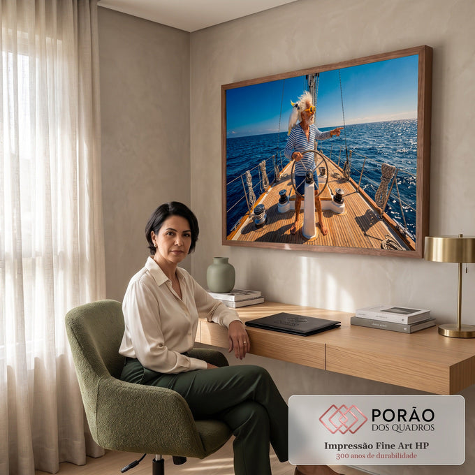 Quadro Decorativo Grande Marinheiro e Cacatua Azul para Sala | quadros decorativos | homem idoso no leme de veleiro com cacatua de óculos no ombro sobre o mar | em ambiente 2 | Porao dos Quadros