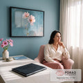 Quadro Decorativo Grande Flores Claro para Sala Rosa | quadros decorativos | duas flores cosmos rosa claro com miolo amarelo sobre fundo azul petróleo texturizado | em ambiente 2 | Porao dos Quadros
