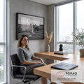 Quadro Decorativo Grande Menina Caminhando para Sala Preto | quadros decorativos | menina de costas caminhando por estrada de terra em foto preto e branco | em ambiente 2 | Porao dos Quadros