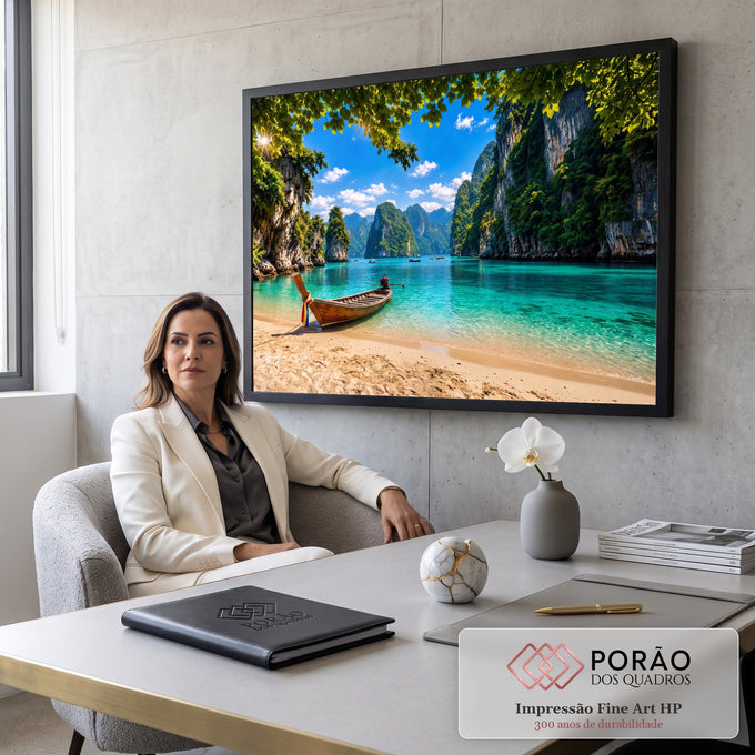 Quadro Decorativo Grande Lagoa Turquesa para Sala Azul | quadros decorativos | lagoa turquesa com falésias verdes e barco de madeira na praia tropical | em ambiente 2 | Porao dos Quadros