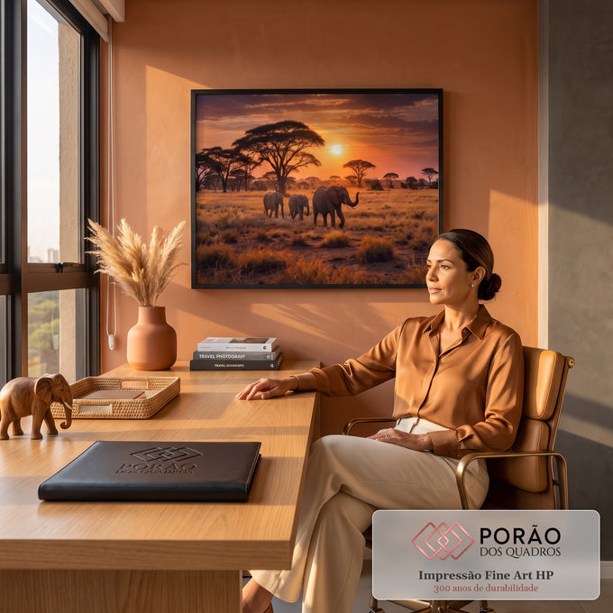 Quadro Decorativo Grande Elefantes Pôr do Sol para Sala | quadros decorativos | três elefantes caminhando na savana africana sob um pôr do sol alaranjado | em ambiente 2 | Porao dos Quadros