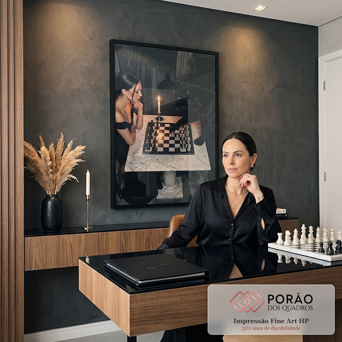 Mulher de vestido preto joga xadrez com pantera negra em mesa de mármore à luz de vela, quadro decorativo