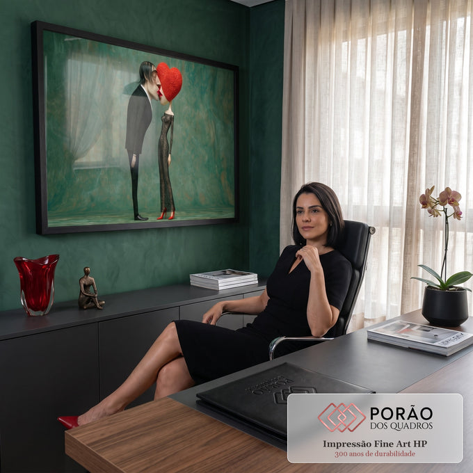 Quadro Decorativo Grande Casal Surreal para Sala Verde | quadros decorativos | casal se beijando onde a cabeça da mulher é um coração vermelho texturizado | em ambiente 2 | Porao dos Quadros