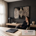Quadro Decorativo Grande Olho Místico para Sala Preto | quadros decorativos | olho místico central cercado por espirais ornamentais em tons de bege e preto | em ambiente 2 | Porao dos Quadros