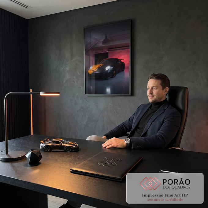 Quadro Decorativo Grande Carro e Amarelo para Sala Preto | quadros decorativos | carro esportivo preto fosco com faixa laranja e faróis acesos em garagem escura | em ambiente 2 | Porao dos Quadros