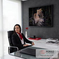 Leopardo deitado sobre tronco com musgo olhando para o lado em fundo escuro de floresta, quadro decorativo