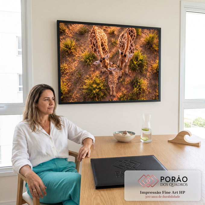 Foto aérea de duas girafas e filhote com pescoços em forma de coração na savana, quadro decorativo