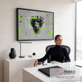 Quadro Decorativo Grande Medusa com Olhos para Sala Cinza | quadros decorativos | cabeça de Medusa em cinza com cabelos de cobras e olhos verde neon brilhantes | em ambiente 2 | Porao dos Quadros