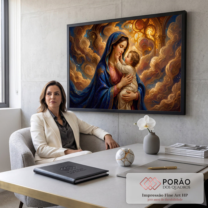 Nossa Senhora de manto azul abraça o Menino Jesus entre nuvens douradas e vitral iluminado, quadro decorativo