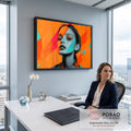 Rosto de mulher em cinza com triângulos turquesa e pink sobre fundo laranja, quadro decorativo