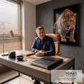 Quadro Decorativo Grande Leopardo Caminhando para Sala | quadros decorativos | leopardo dourado com manchas pretas caminhando em direção à câmera sobre fundo preto | em ambiente 2 | Porao dos Quadros