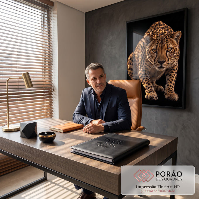Quadro Decorativo Grande Leopardo Caminhando para Sala | quadros decorativos | leopardo dourado com manchas pretas caminhando em direção à câmera sobre fundo preto | em ambiente 2 | Porao dos Quadros