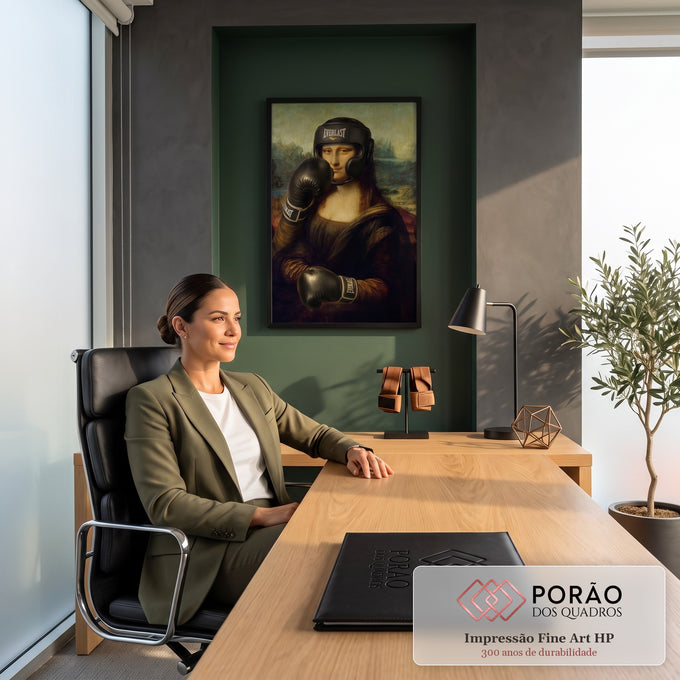 Quadro Decorativo Grande Mona Lisa Boxeadora para Sala Preto | quadros decorativos | Mona Lisa com capacete e luvas de boxe pretas em pose de defesa | em ambiente 2 | Porao dos Quadros