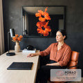 Quadro Decorativo Grande Flores de Hibisco para Sala Laranja | quadros decorativos | duas flores de hibisco laranja e vermelho com centro escuro em fundo preto | em ambiente 2 | Porao dos Quadros