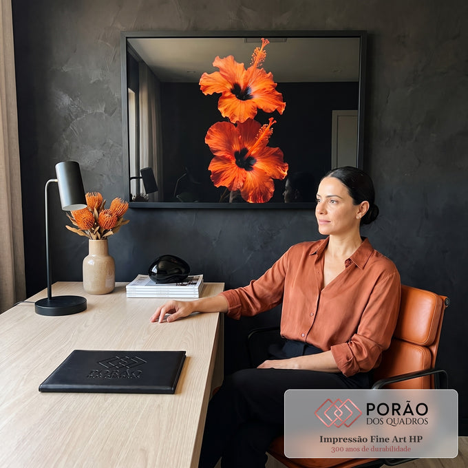 Quadro Decorativo Grande Flores de Hibisco para Sala Laranja | quadros decorativos | duas flores de hibisco laranja e vermelho com centro escuro em fundo preto | em ambiente 2 | Porao dos Quadros