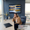 Quadro Decorativo Grande Abstrato e Dourado para Sala Azul | quadros decorativos | faixas abstratas em azul marinho e dourado com linha preta sinuosa central | em ambiente 2 | Porao dos Quadros
