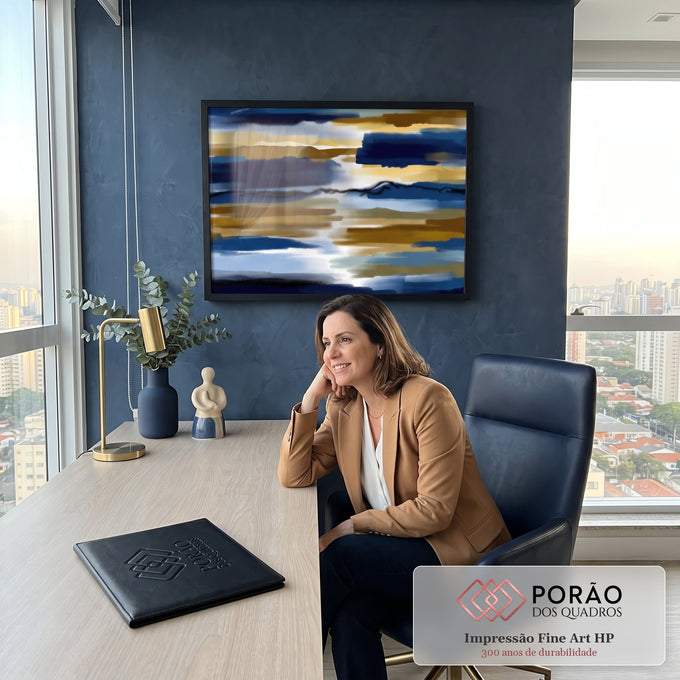 Quadro Decorativo Grande Abstrato e Dourado para Sala Azul | quadros decorativos | faixas abstratas em azul marinho e dourado com linha preta sinuosa central | em ambiente 2 | Porao dos Quadros