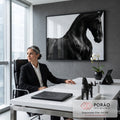 Quadro Decorativo Grande Cavalo em Movimento para Sala Preto | quadros decorativos | cavalo preto em close com crina ao vento sobre fundo branco | em ambiente 2 | Porao dos Quadros