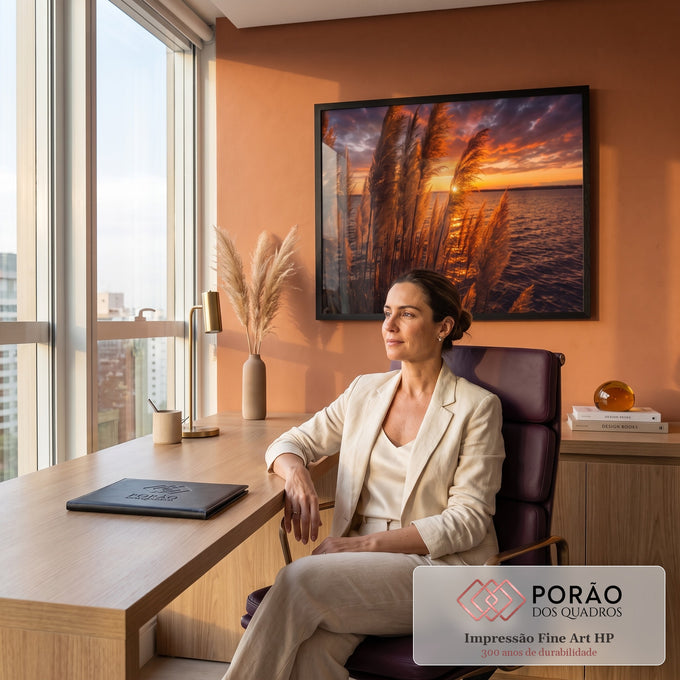 Quadro Decorativo Grande Capim dos Pampas Laranja para Sala | quadros decorativos | capim dos pampas dourado silhuetado contra pôr do sol laranja sobre a água | em ambiente 2 | Porao dos Quadros