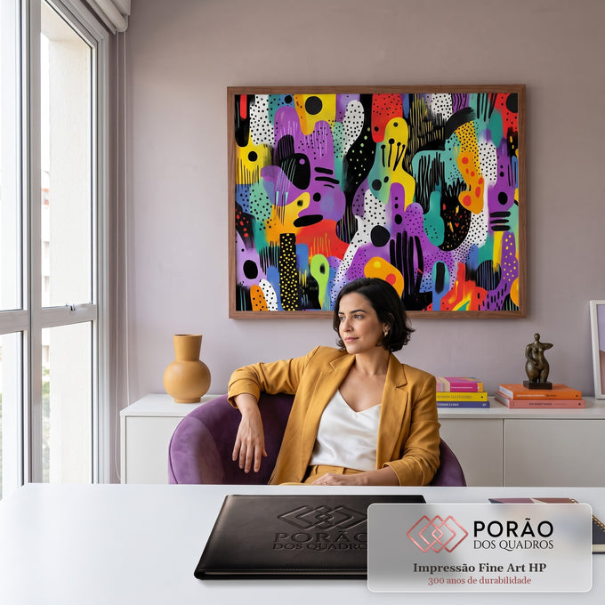 Quadro Decorativo Grande Abstrato Colorido Roxo para Sala | quadros decorativos | composição abstrata colorida com formas orgânicas, bolinhas e listras sobre fundo preto | em ambiente 2 | Porao dos Quadros