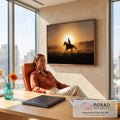 Silhueta de cowboy galopando a cavalo em contraluz ao pôr do sol com poeira dourada, quadro decorativo