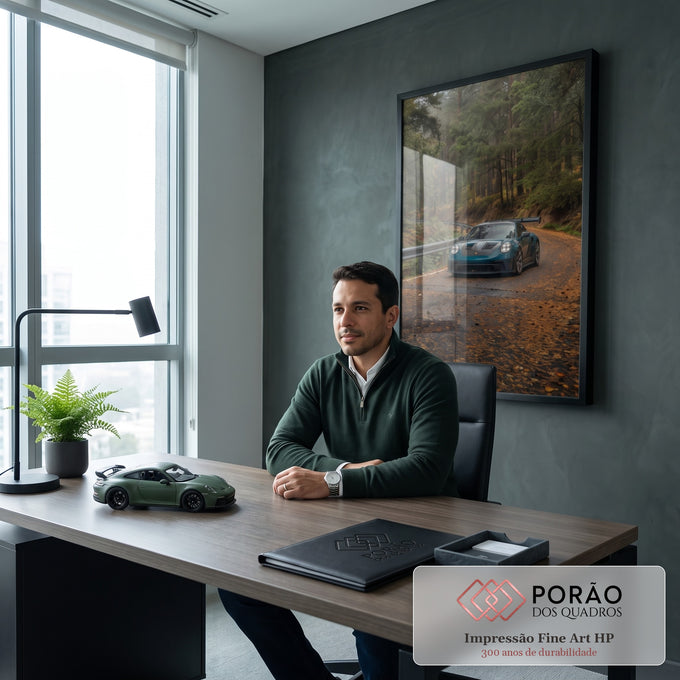 Quadro Decorativo Grande Esportivo Azul para Sala Verde | quadros decorativos | carro esportivo verde-petróleo com aerofólio em estrada de floresta coberta de folhas | em ambiente 2 | Porao dos Quadros