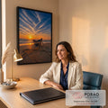 Quadro Decorativo Grande Barco de Pesca para Sala Laranja | quadros decorativos | barco de pesca colorido na areia com rede estendida sob pôr do sol dourado | em ambiente 2 | Porao dos Quadros