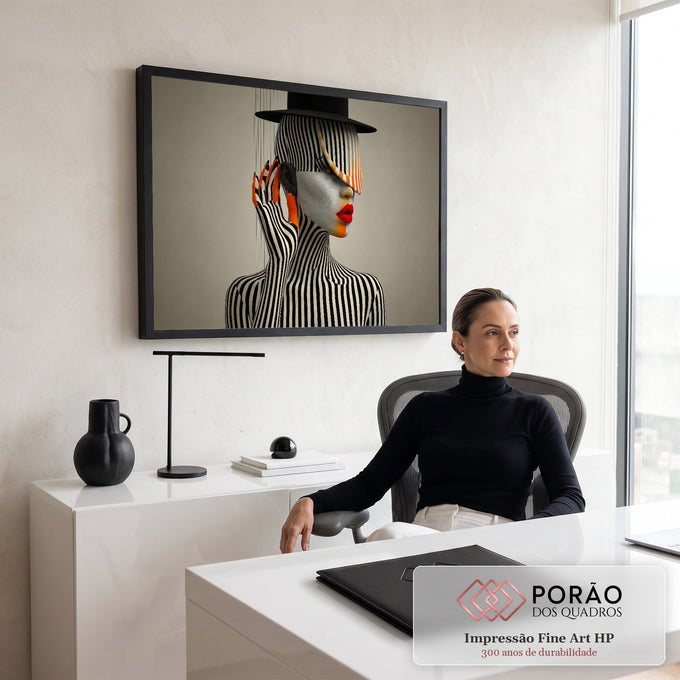 Mulher surreal com listras preto e branco, cartola preta, lábios vermelhos e unhas laranja, quadro decorativo
