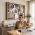 Quadro Decorativo Grande Círculos Geométricos para Sala Bege | quadros decorativos | círculos concêntricos sobrepostos em tons bege, marrom e cinza sobre fundo listrado | em ambiente 2 | Porao dos Quadros