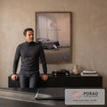 Menino com skate junto ao muscle car preto diante de muro bege com frase sobre sonho, quadro decorativo