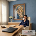 Quadro Decorativo Grande Nossa Senhora Art Nouveau para Sala | quadros decorativos | Nossa Senhora de manto azul abraçando o Menino Jesus com auréolas douradas | em ambiente 2 | Porao dos Quadros