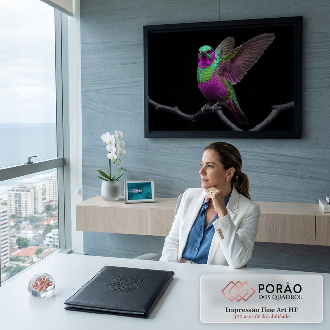 Beija-flor roxo e verde de asas abertas pousado em galho escuro sobre fundo preto, quadro decorativo